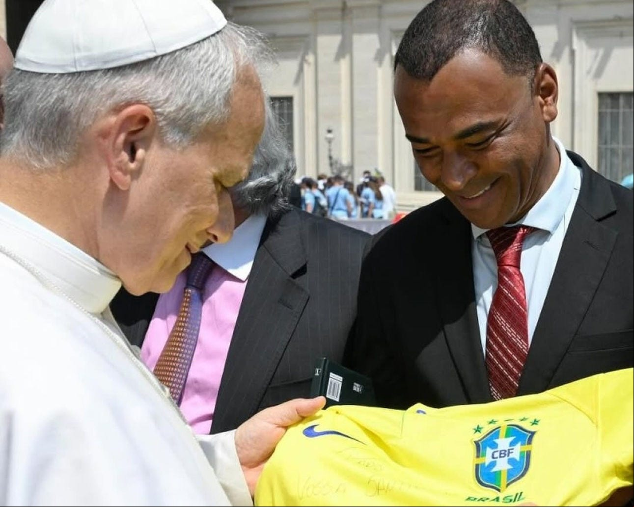 Cadu presenteia o Papa Leão XIV
