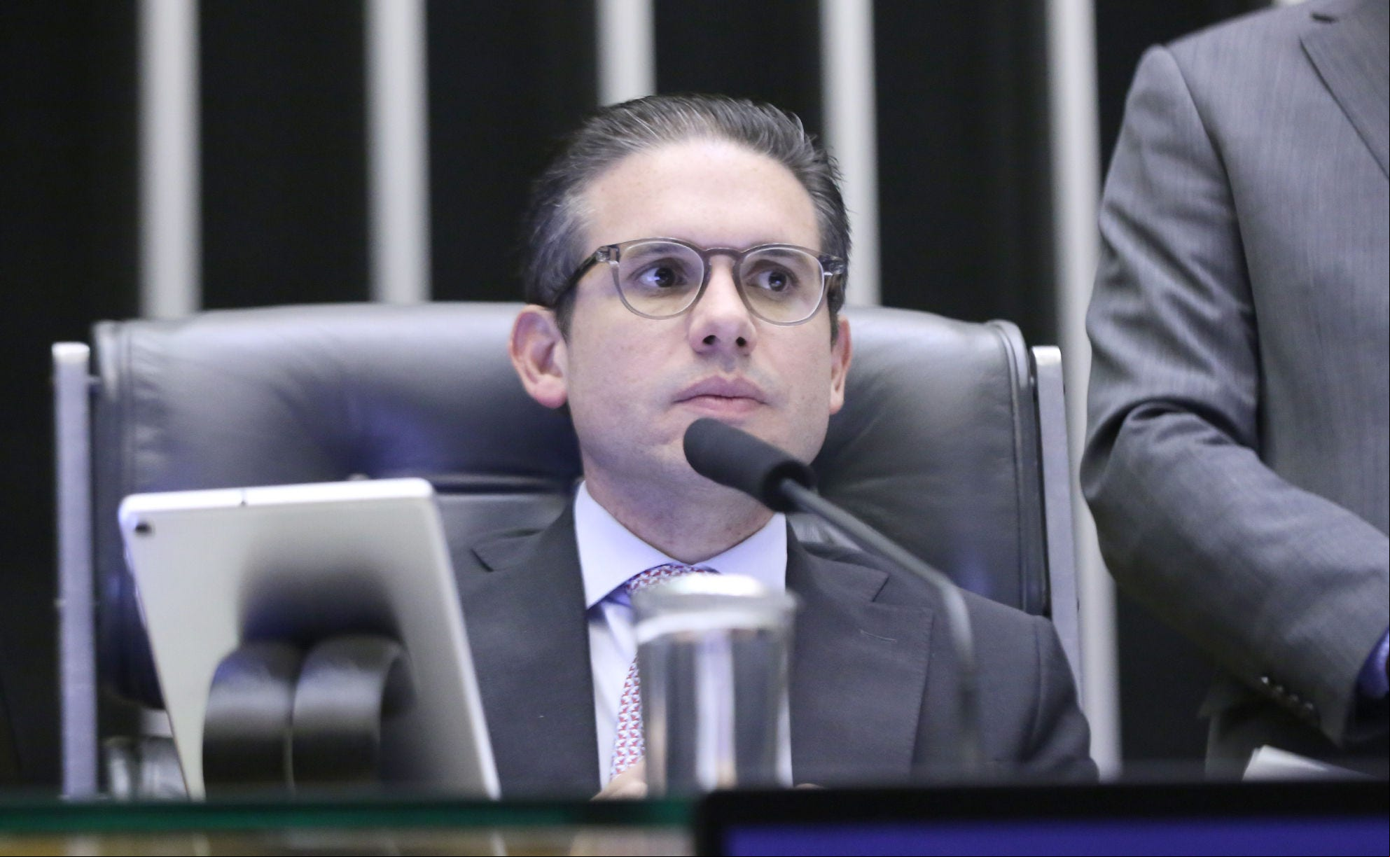 Projeto assinado por Hugo Motta acaba com a vedação ao acúmulo de aposentadoria como parlamentar com o salário de quem exerce mandato eletivo federal, estadual, distrital ou municipal