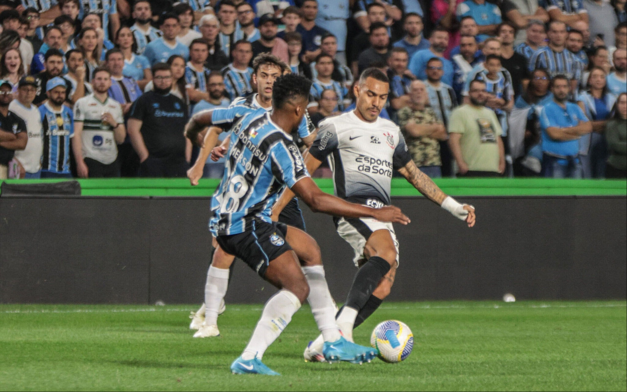 Corinthians e Grêmio já se enfrentaram 71 vezes no Brasileirão, em uma das rivalidades interestaduais mais equilibradas do futebol nacional. (Foto: Robson Mafra/AGIF)