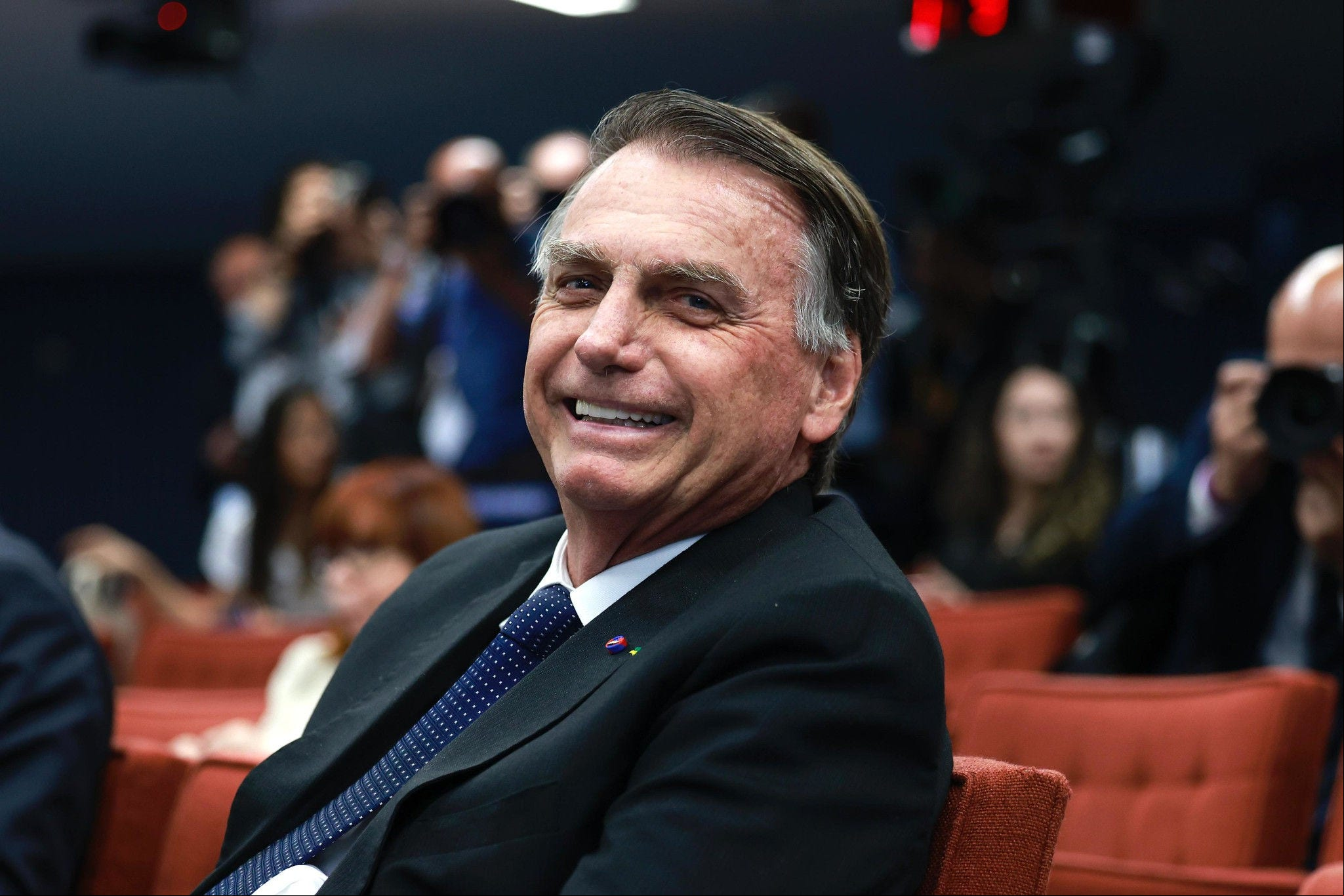 O ex-presidente Jair Bolsonaro (foto) se mostrou bem-humorado e sorridente após ser interrogado pelo ministro Alexandre de Moraes, a quem trata como algoz da sua carreira política recente