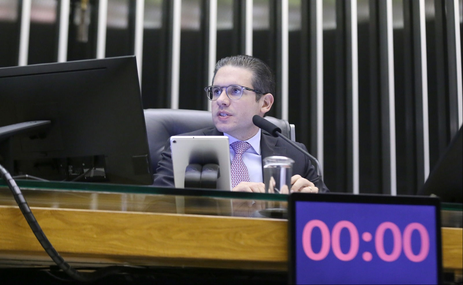 Presidente Hugo Motta (Republicanos-PB) incluiu proposta na pauta para votação do plenário nesta terça-feira (11); texto foi aprovado e seguirá para o Senado