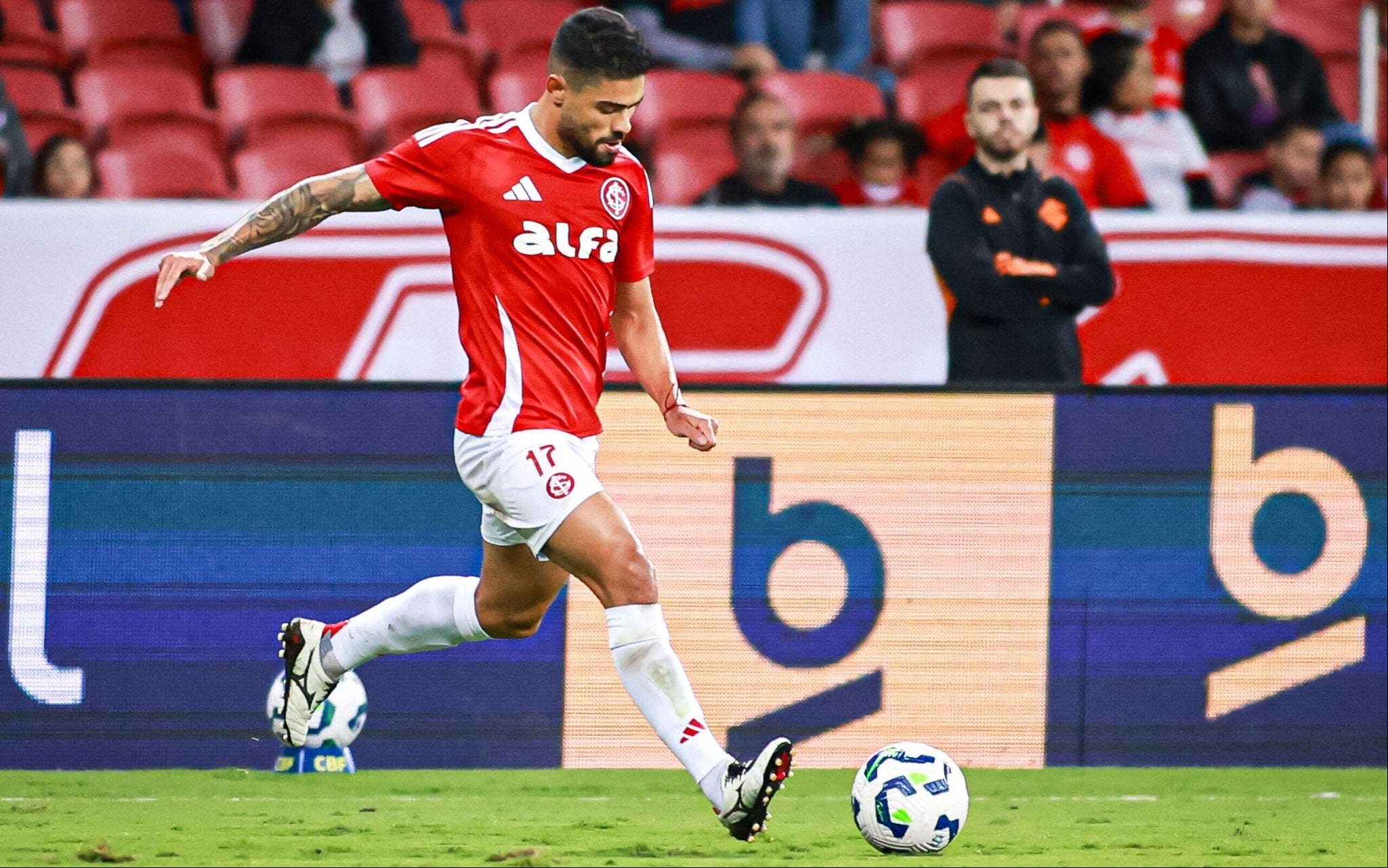 Bruno Tabata em um dos 76 cruzamentos do jogo (Foto: Maxi Franzoi/AGIF)