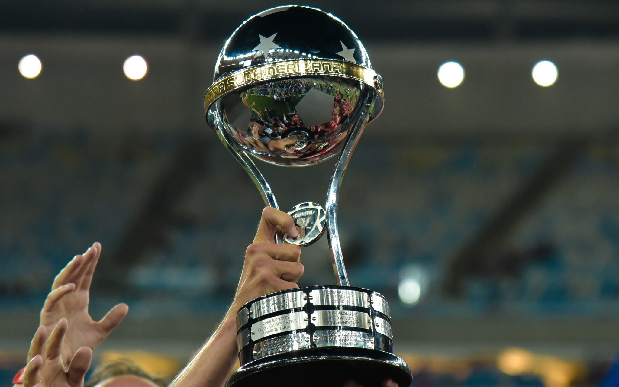 Taça da Copa Sul-Americana (Foto: Thiago Ribeiro/AGIF)