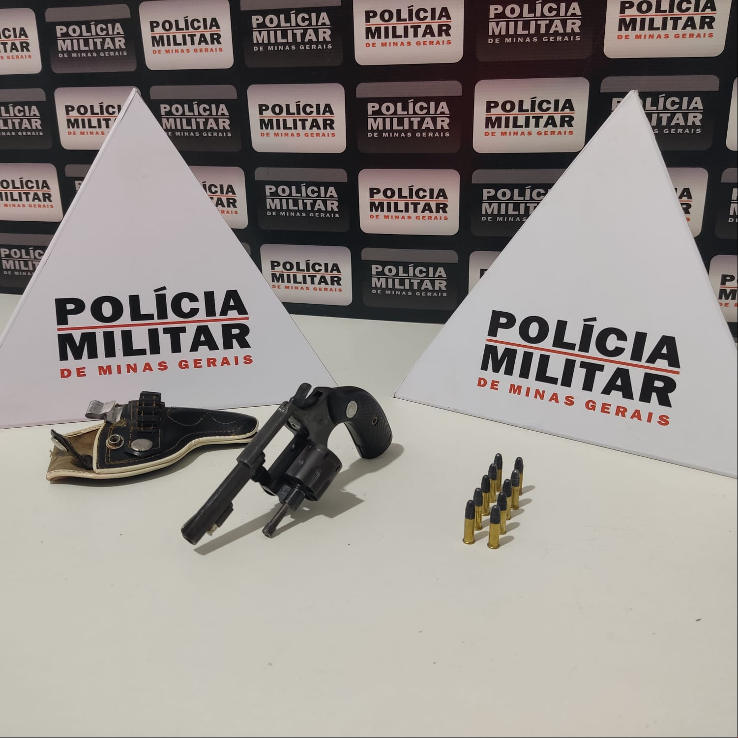 Arma foi apreendida com homem suspeito de ser mandante do crime 
