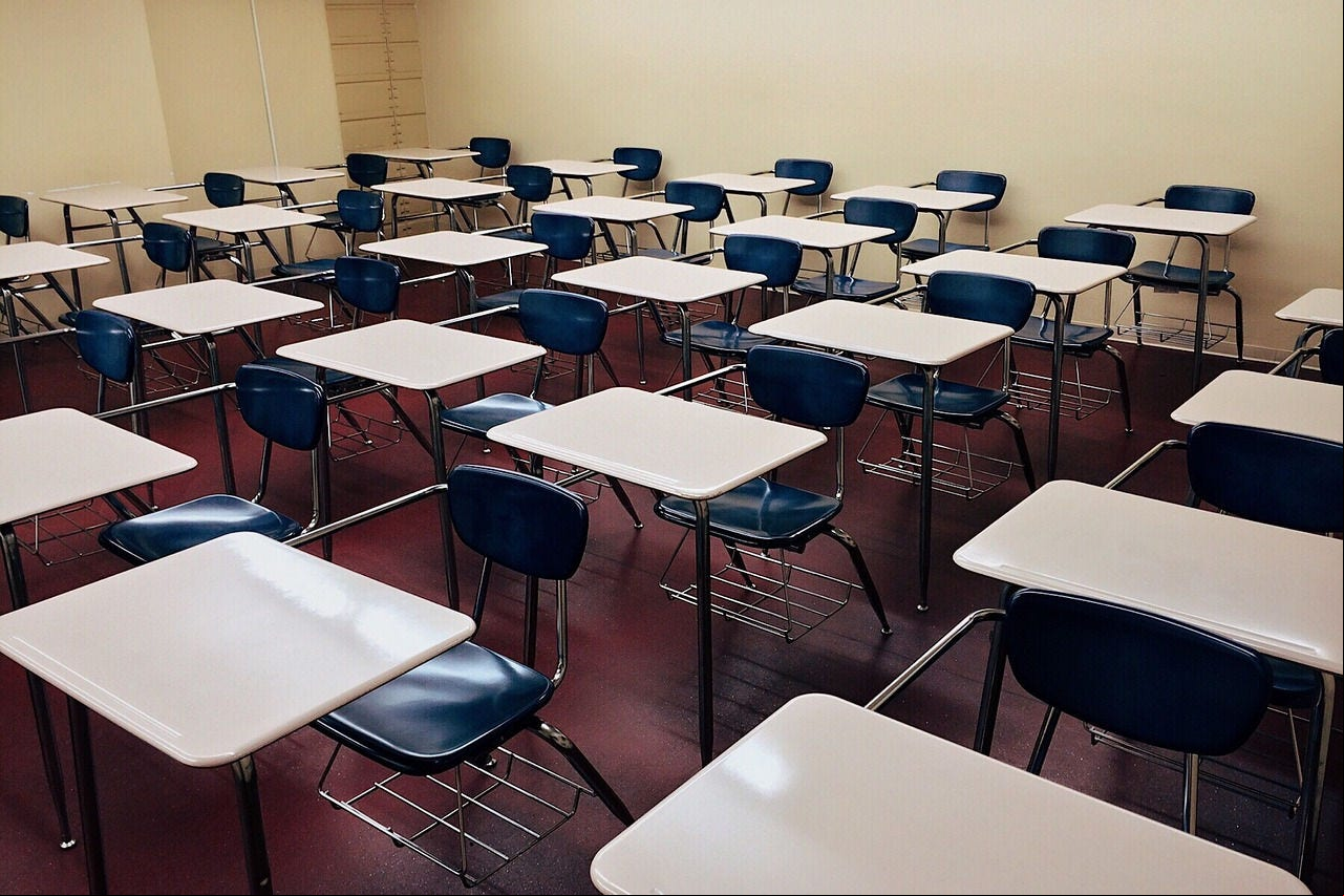 Paciemte estida em uma escola estadual de BH